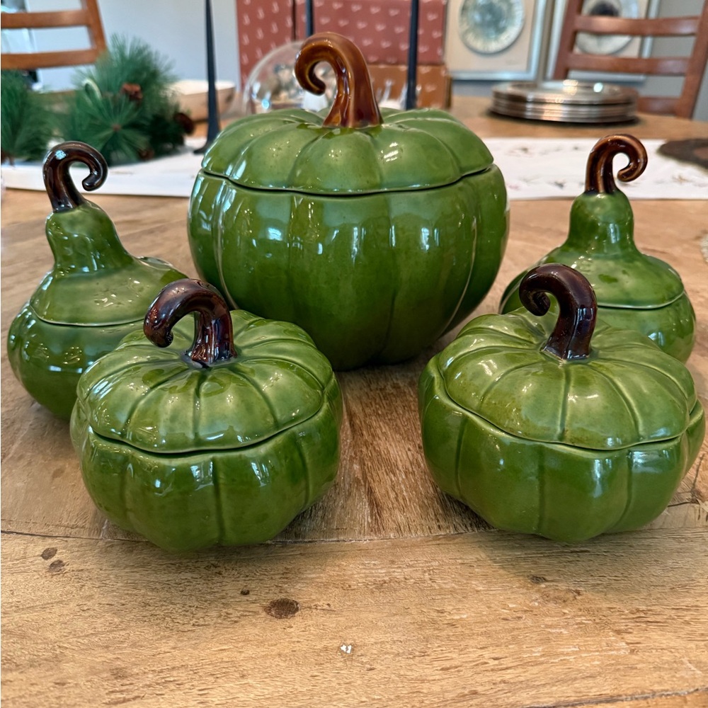 Williams-Sonoma Pumpkin Covered Soup Tureen & 4 Bowls - No defects.